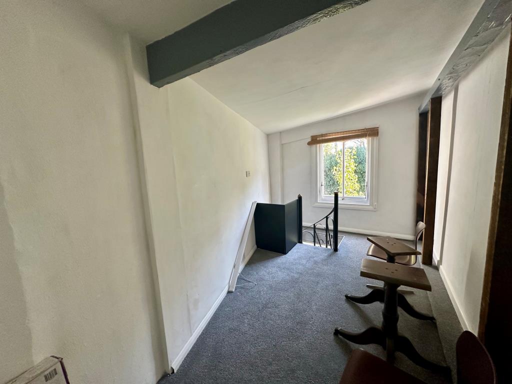 Lot: 80 - PROPERTY WITH POTENTIAL - First floor room